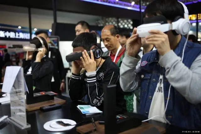 Visitors experience virtual reality technology at the China (Shanghai) International Technology Fair. (Photo by Yicai.com)