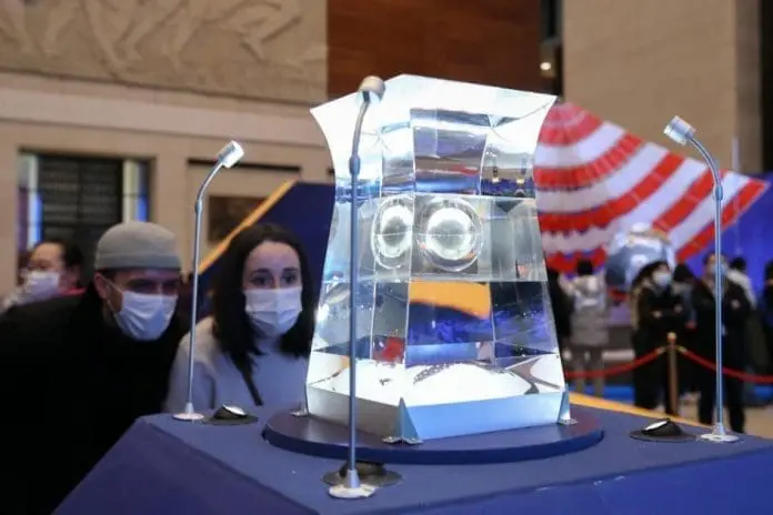Two foreigners watch the lunar samples No.001 at the National Museum of China in Beijing, Feb. 28, 2021. (Photo by Chen Xiaogen/People’s Daily Online)