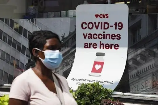 A man walks past a sign of COVID-19 vaccination at a pharmacy in New York, the United States, Aug. 11, 2021. (Xinhua/Wang Ying) A man walks past a sign of COVID-19 vaccination at a pharmacy in New York, the United States, Aug. 11, 2021. (Xinhua/Wang Ying)